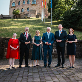   Bundespräsident Steinmeier und Ministerpräsident Gordon Schnieder auf dem Hambacher Schloss.