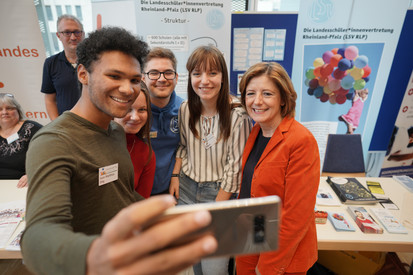 Ministerpräsidentin Malu Dreyer macht ein Selfie mit Besucher/innen des Demokratietages.