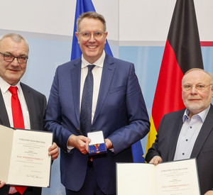 Ministerpräsident Alexander Schweitzer verleiht den Bundesverdienstorden an Dietmar Muscheid und Dieter Burgard