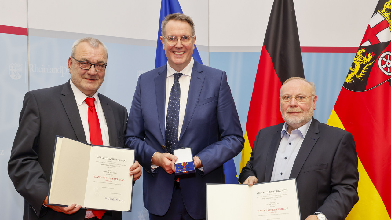 Ministerpräsident Alexander Schweitzer verleiht den Bundesverdienstorden an Dietmar Muscheid und Dieter Burgard