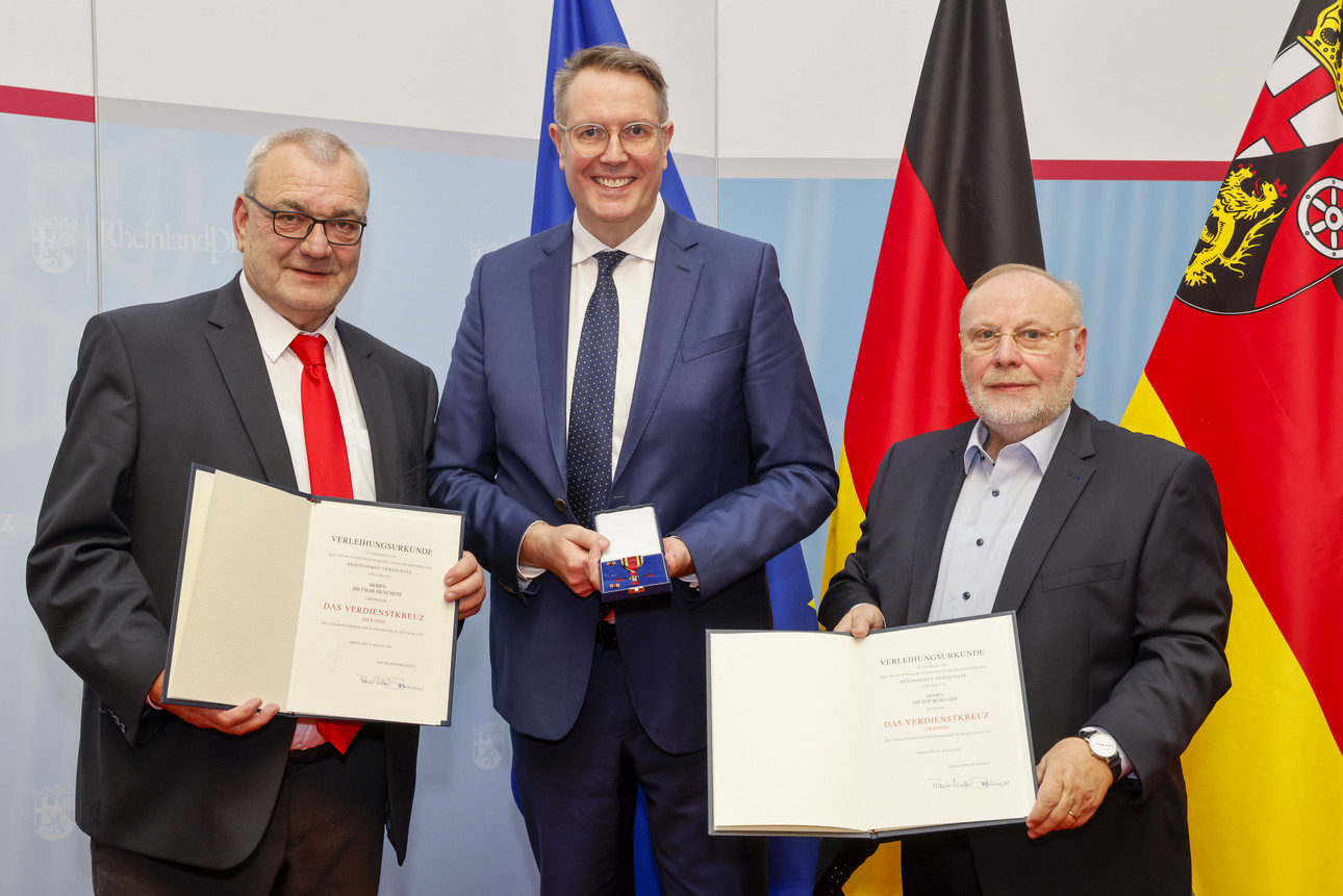 Ministerpräsident Alexander Schweitzer verleiht den Bundesverdienstorden an Dietmar Muscheid und Dieter Burgard