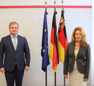 Staatssekretärin Heike Raab und der neue ukrainische Generalkonsul Vadym Kostiuk 