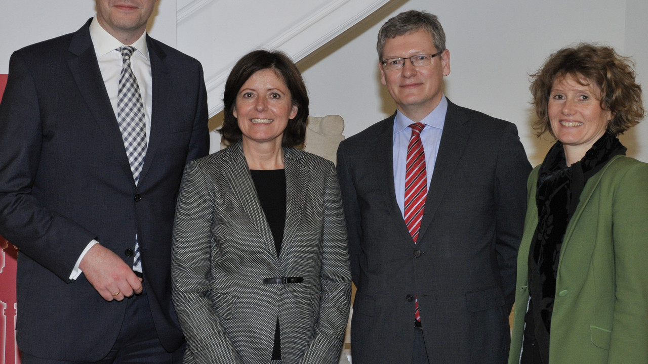Gruppenfoto im Anschluss an das Gespräch mit Lászlo Andor, EU-Kommissar für Beschäftigung, Soziales und Integration; Bild: Dauwe / © Staatskanzlei