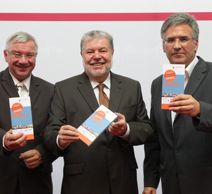 Hofmann-Göttig, Beck und Dudek präsentieren das Programm vom Sonntag; Bild: Sämmer