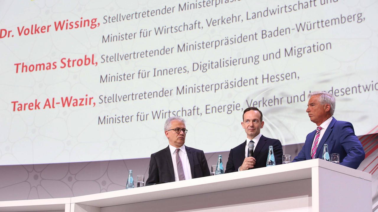 Auftaktveranstaltung zum ersten Digital-Gipfel der Bundesregierung, u.a. mit dem stellvertretenden Ministerpräsidenten Volker Wissing und Staatssekretärin Heike Raab