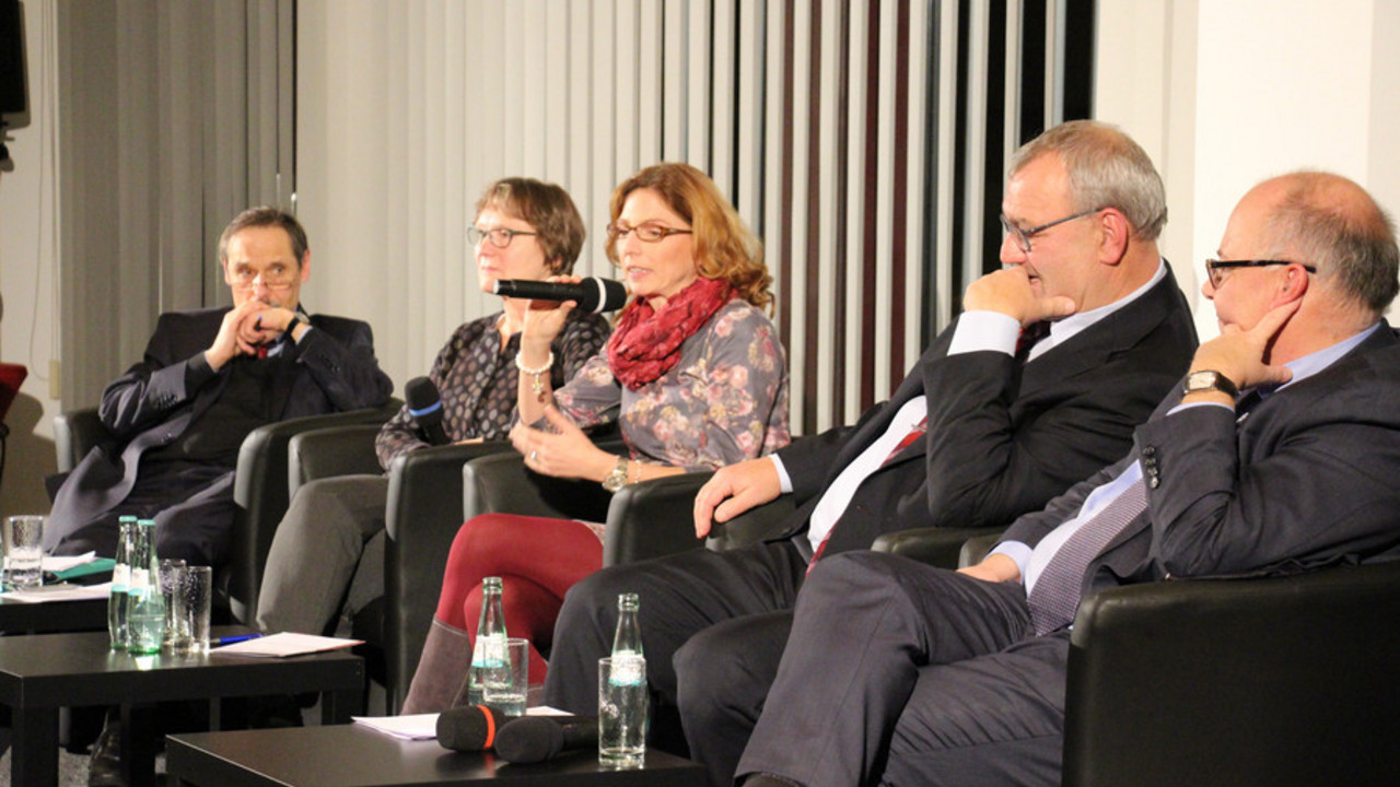 Sozialministerin Sabine Bätzing-Lichtenthäler im Gespräch mit Prof. Dr. Georg Cremer, Maria Ohlig, Dietmar Muscheid und Albrecht Bähr.