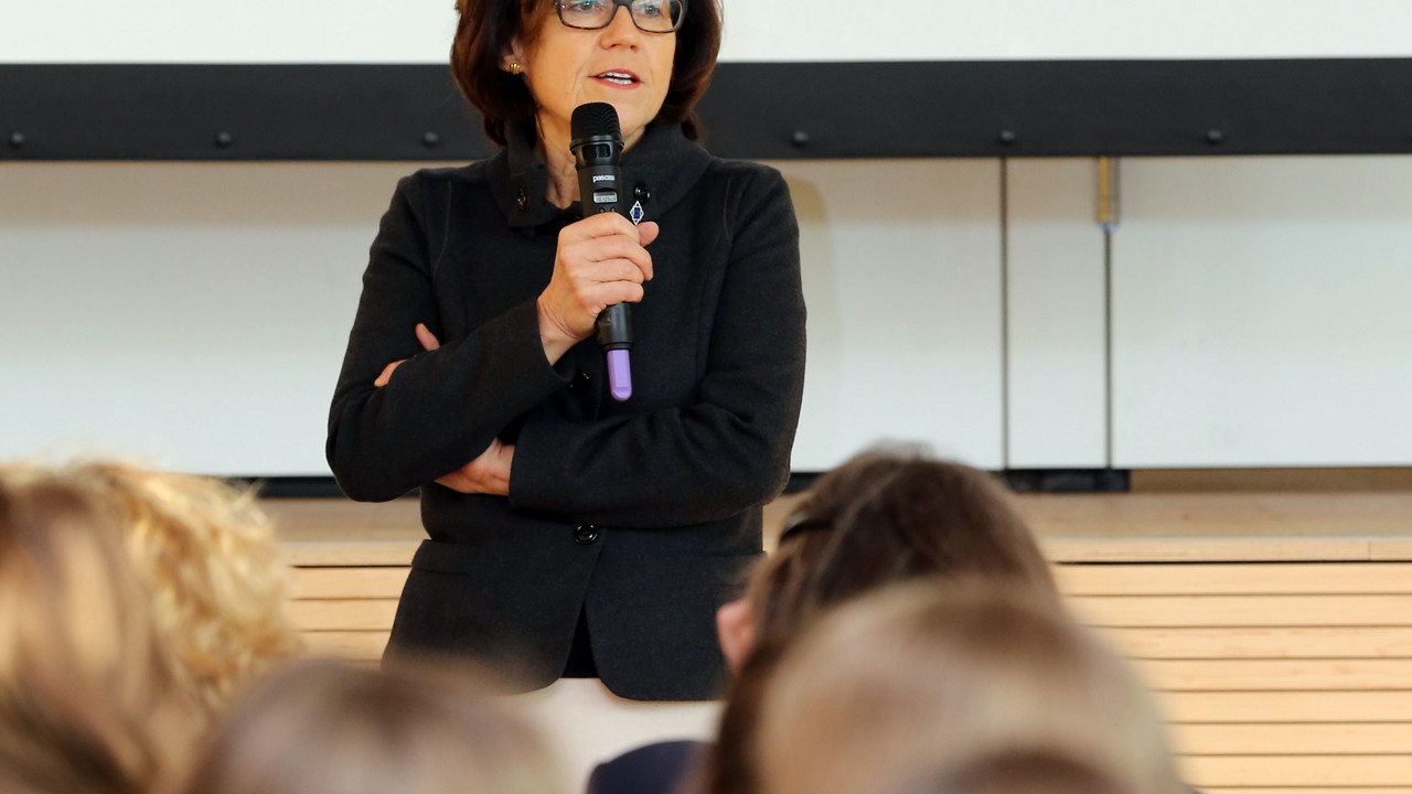 Europaministerin Margit Conrad bei einer Diskussion mit Schülerinnen und Schülern zum 50-jährigen Jubiläums des Deutsch-Französischen Freundschaftsvertrages. Bilder: Stefan Sämmer