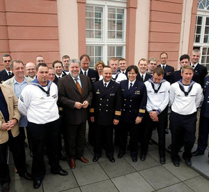 Ministerpräsident Kurt Beck und die Abordnung der Fregatte RLP; Bild: Sämmer