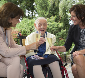 Ministerpräsidentin Malu Dreyer und die Ludwigshafener Oberbürgermeisterin Dr. Eva Lohse (li) gratulierten am 18. August 2013 der ältesten Rheinland-Pfälzerin Charlotte Klamroth aus Ludwigshafen zu ihrem 110. Geburtstag.