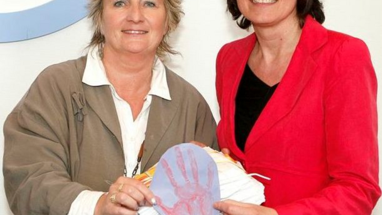 Kinderministerin Irene Alt übergibt 350 rote Handabdrücke der Aktion „Red Hand Day“ aus Speyer an Ministerpräsidentin Malu Dreyer. Bild: Pipprich / Staatskanzlei