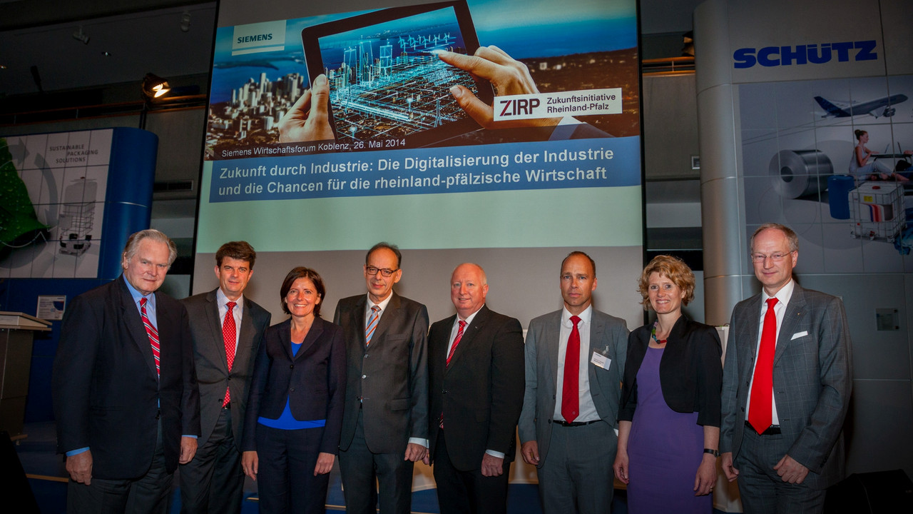 Ministerpräsidentin Malu Dreyer auf dem Siemens Wirtschaftsforum mit (v.l.n.r.) Udo Schütz, Leitung Schütz GmbH & Co. KGaA; Rudolf Martin Siegers, Siemens AG, Leitung Siemens Deutschland; Malu Dreyer; Dr. Michael Kassner, Leiter Siemens-Region Mitte un