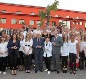 Gruppenbild anlässlich Modernisierung des Gymnasiums im Alfred-Grosser-Schulzentrum; Bild: Iversen / © Staatskanzlei.