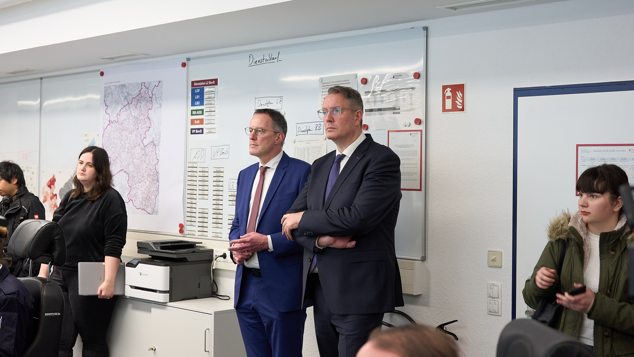 Ministerpräsident Alexander Schweitzer und Innenminister Michael Ebling im Lagezentrum.