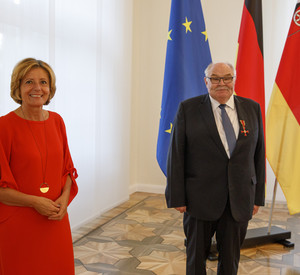 Ministerpräsidentin Malu Dreyer überreicht in der Staatskanzlei in Mainz das Bundesverdienstkreuz am Bande an Werner Simon.