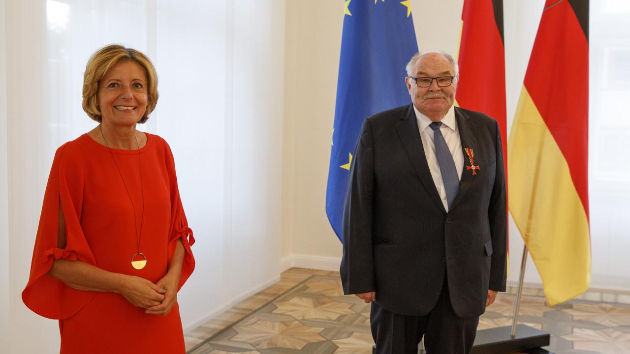Ministerpräsidentin Malu Dreyer überreicht in der Staatskanzlei in Mainz das Bundesverdienstkreuz am Bande an Werner Simon.