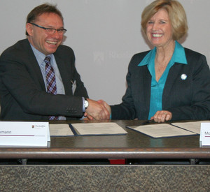 Bildungsstaatssekretär Hans Beckmann und State Superintendent of Education in South Carolina Molly Spearman unterzeichnen die Vereinbarung; Bild: Staatskanzlei