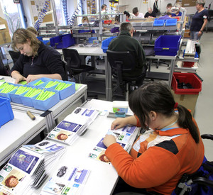 Behinderte Menschen am Arbeitsplatz; Bild: dpa