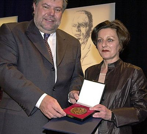 Kurt Beck überreicht Herta Müller die Zuckmayer-Medaille 2002; Bild: dpa