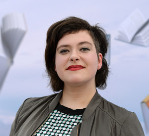 Dichterin Nora Gomringer bekommt Carl-Zuckmayer-Medaille. 