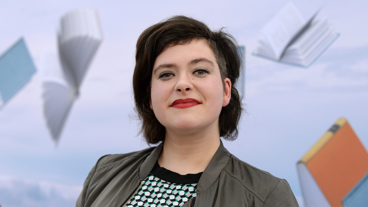 Dichterin Nora Gomringer bekommt Carl-Zuckmayer-Medaille. 