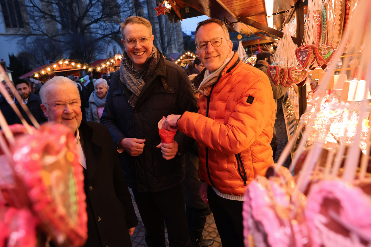 Ministerpräsident Alexander Schweitzer und Innenminister Michael Ebling haben gemeinsam zwei Weihnachtsmärkte in Bad Neuenahr-Ahrweiler besucht.