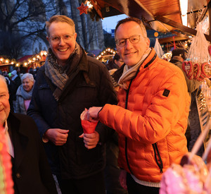 Ministerpräsident Alexander Schweitzer und Innenminister Michael Ebling haben gemeinsam zwei Weihnachtsmärkte in Bad Neuenahr-Ahrweiler besucht.