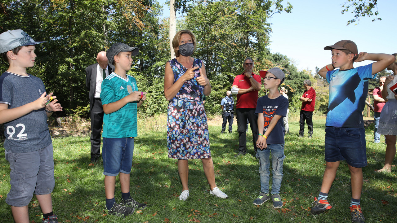 Ministerpräsidentin Malu Dreyer zu Gast bei der Ferienfreizeit „Ferien für Kids“ im Walderlebniszentrum Soonwald (WEZ) in Schöneberg. 