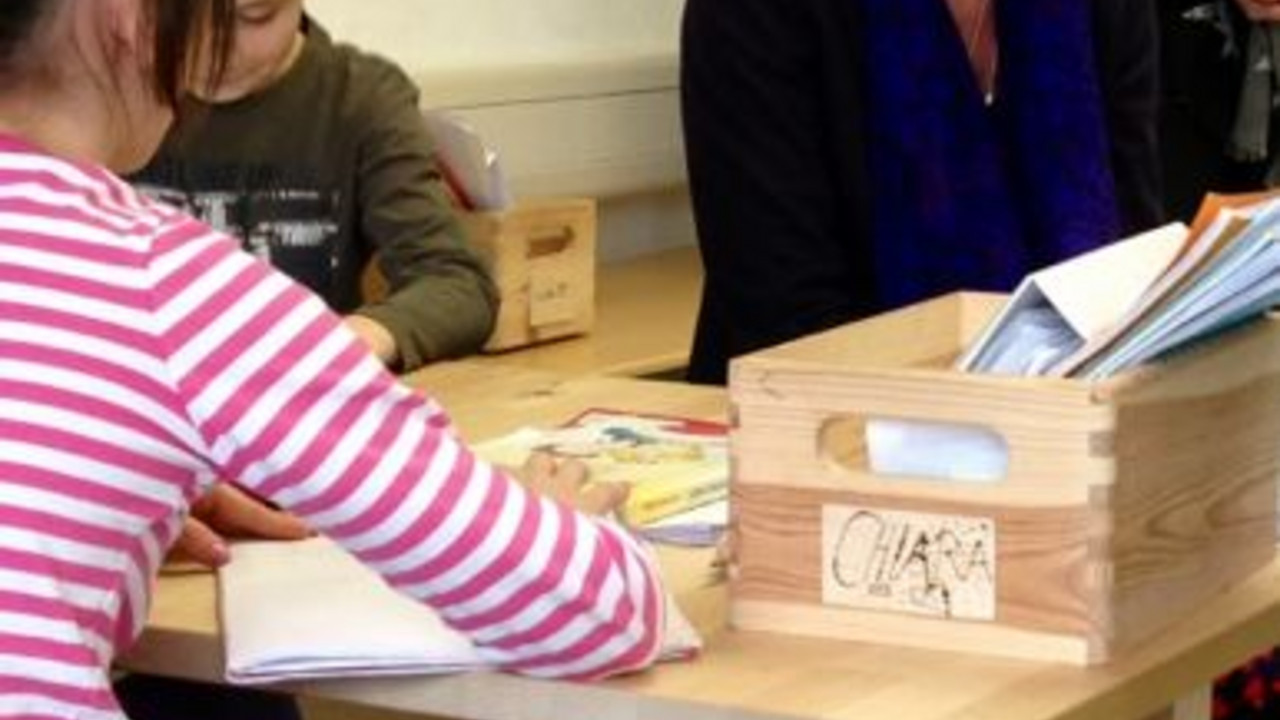 Ministerpräsidentin Malu Dreyer mit Schülerinnen der Grundschule Gau-Odernheim; Bild: Schäfer / © Staatskanzlei