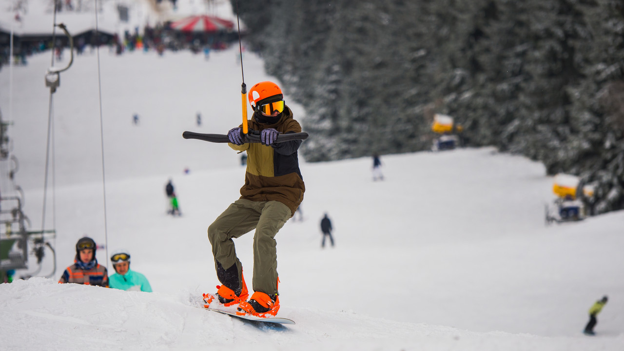 Wintersport auf dem Erbeskopf: Ein Snowboarder steigt auf dem Erbeskopf aus dem Lift aus.
