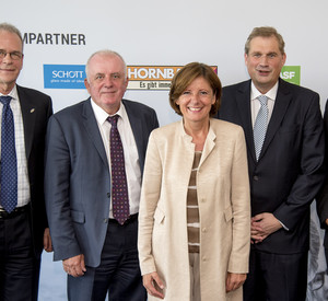 Ministerpräsidentin Malu Dreyer mit Vertretern der Premiumsponsoren: Albrecht Hornbach von der Hornbach Baumarkt AG, Hanns-Detlev Höhne, Vorstandsvorsitzender der Mainzer Stadtwerke AG, Frank Heinricht, Vorstandsvorsitzender der SCHOTT AG, und Michael Heinz, Vorstandsmitglied der BASF (v.l.n.r.)