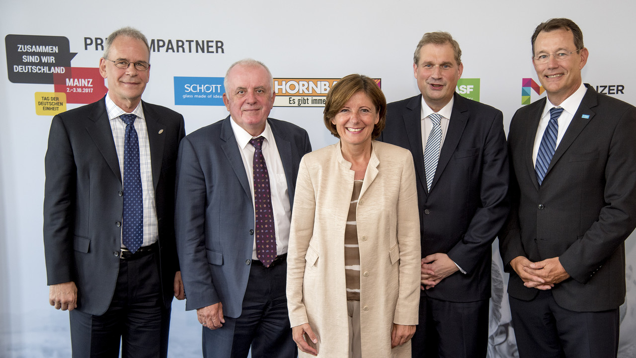 Ministerpräsidentin Malu Dreyer mit Vertretern der Premiumsponsoren: Albrecht Hornbach von der Hornbach Baumarkt AG, Hanns-Detlev Höhne, Vorstandsvorsitzender der Mainzer Stadtwerke AG, Frank Heinricht, Vorstandsvorsitzender der SCHOTT AG, und Michael Heinz, Vorstandsmitglied der BASF (v.l.n.r.)