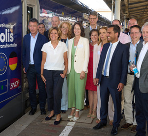 Gruppenbild mit Ministerpräsidentin Malu dreyer vor dem Triebwagen "Régolis".