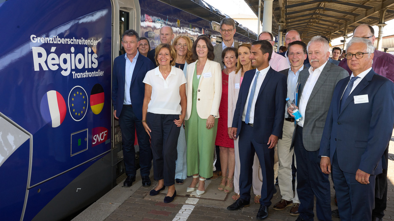 Gruppenbild mit Ministerpräsidentin Malu dreyer vor dem Triebwagen "Régolis".