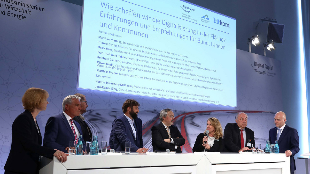 Digitalisierung in der Fläche - Podiumsdiskussion, unter anderem mit Staatssekretärin Heike Raab, Bevollmächtigte für Medien und Digitales