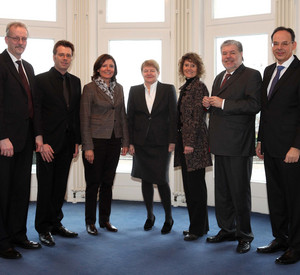 Ministerpräsident Beck und Fachminister/innen mit Vertretern der Siemens AG; Bild: Sell / © Staatskanzlei