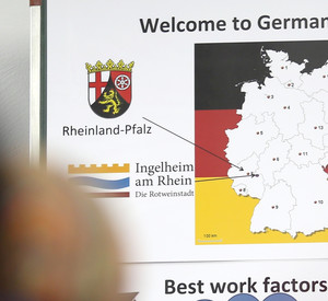 Tafel im Unterrichtsraum mit Rheinland-Pfalz-Karte