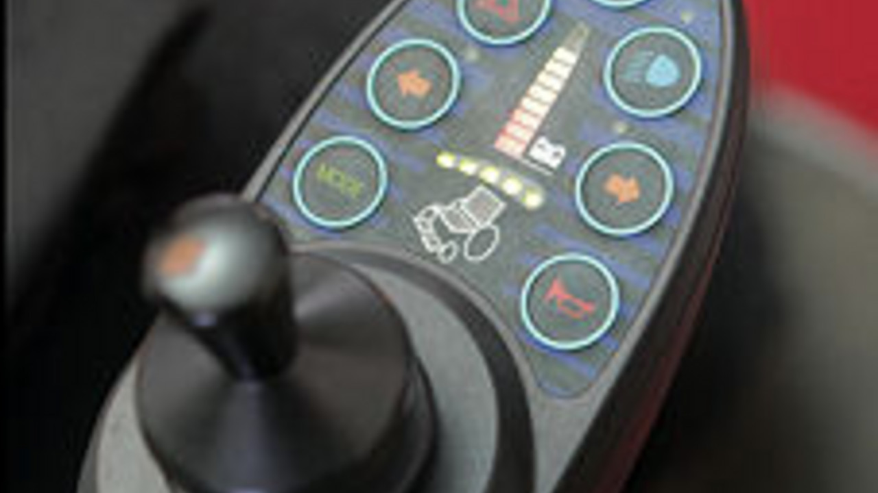 Steuerpult an einem elektrischen Rollstuhl; Bild: rlp-Archiv