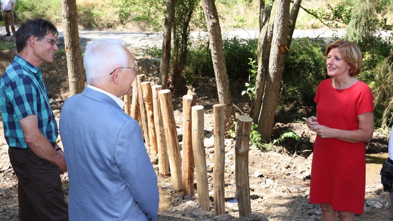 Ministerpräsidentin Malu Dreyer besucht das Hochwasserschutzprojekt in Antweiler.