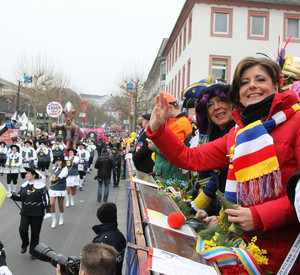 Gute Stimmung beim Rosenmontagszug in Mainz; Bilder: Stefan Sämmer