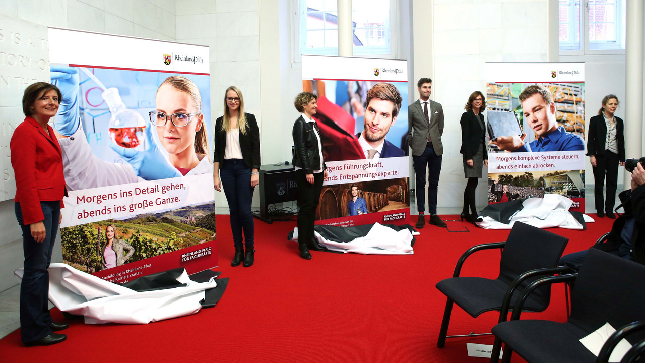 Ministerpräsidentin, Ministerinnen und die Kampagnenbotschafterinnen und Botschafter enthüllen die Kampagnenmotive; Bild: Sell / © Staatskanzlei RLP