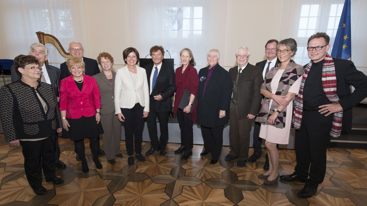 Die Ordensträgerinnen und Ordensträger 2014 mit der Ministerpräsidentin; Bild: Pulkowski / © Staatskanzlei