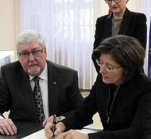 Ministerpräsidentin Dreyer und Landtagspräsident Mertes tragen sich in das Kondolenzbuch für Richard von Weizsäcker ein; Bild: Saemmer