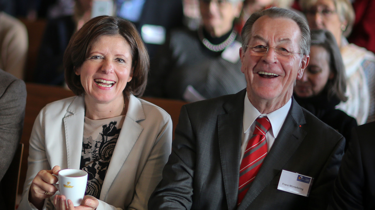 Ministerpräsidentin Malu Dreyer mit Franz Müntefering, Präsident des Arbeiter-Samariter-Bundes Deutschland und Mitglied im Beirat der Rudi Assauer Initiative.
