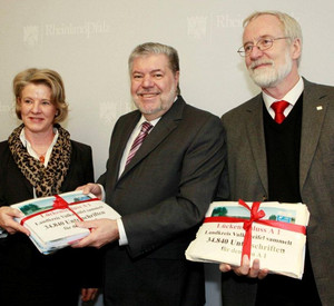 Übergabe der Unterschriftenliste für den Lückenschluss der A 1 (v.l. die Landtagsabgeordnete Astrid Schmitt, Ministerpräsident Beck und der Landrat des Landkreises Vulkaneifel, Heinz Onnertz); Bild: Martina Pipprich / © Staatskanzlei
