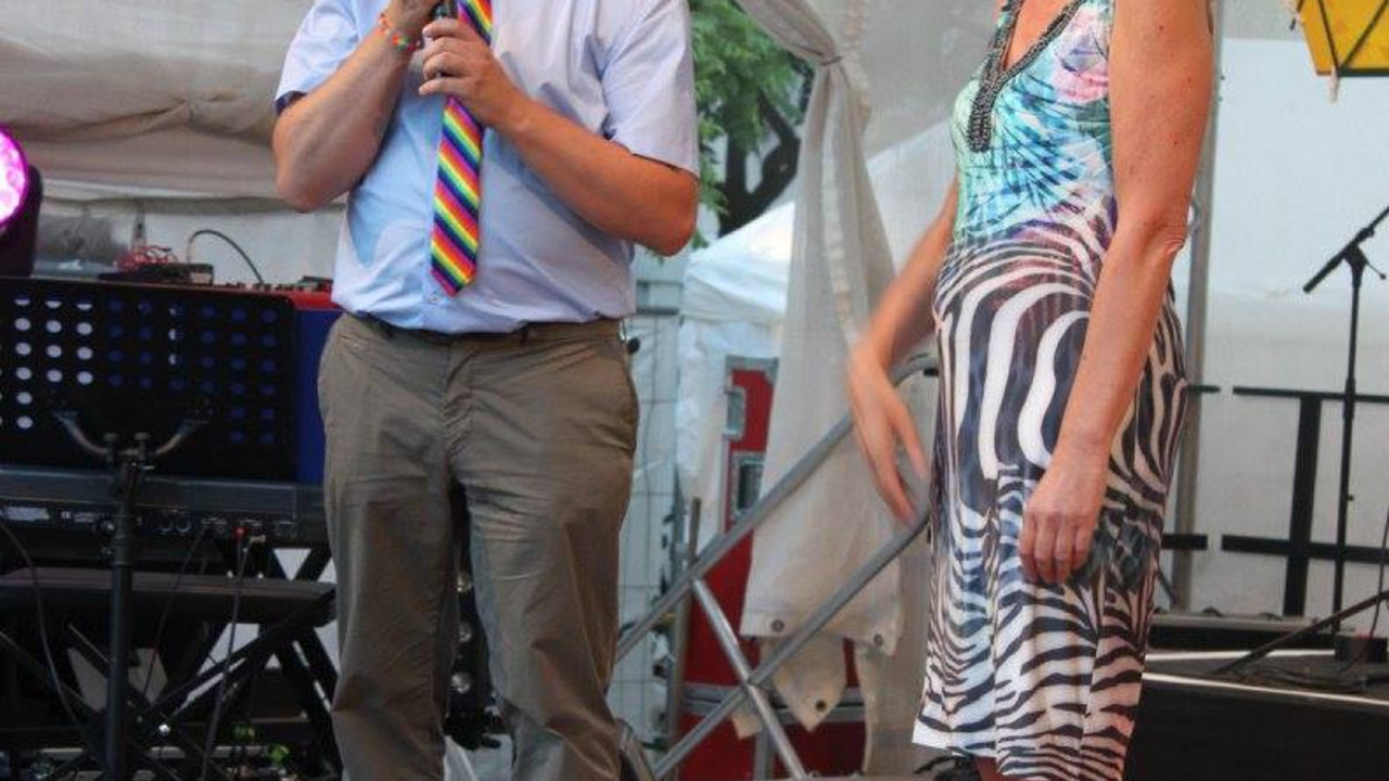 Ministerpräsidentin Malu Dreyer steht während des CSD 2015 in Trier zusammen mit Alex Rollinger, dem Geschäftsführer des SCHMIT-Z in Trier, auf der Bühne.