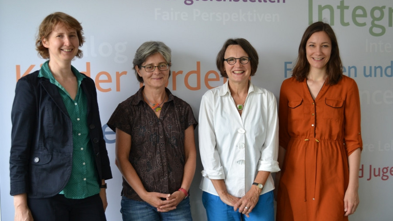 Staatssekretärin Christiane Rohleder, Eva Jochmann und Anette Diehl vom Frauennotruf Mainz, Frauenministerin Anne Spiegel (v.l.n.r.)
