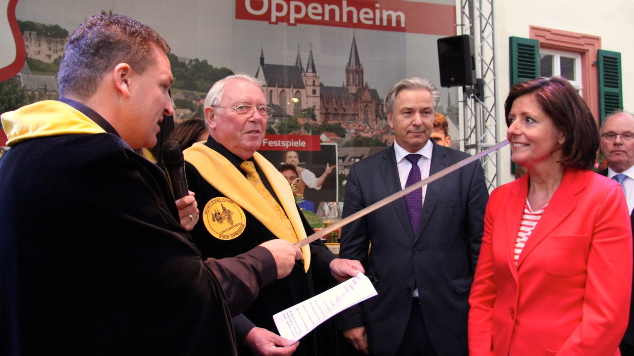 Malu Dreyer wird zur Weinfreifrau der Stadt Oppenheim; Bild: Stadt Oppenheim / www.stadt-oppenheim.de