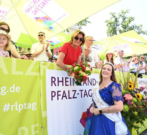 Ministerpräsidentin Malu Dreyer begrüßt eine Teilnehmerin des Festzugs.