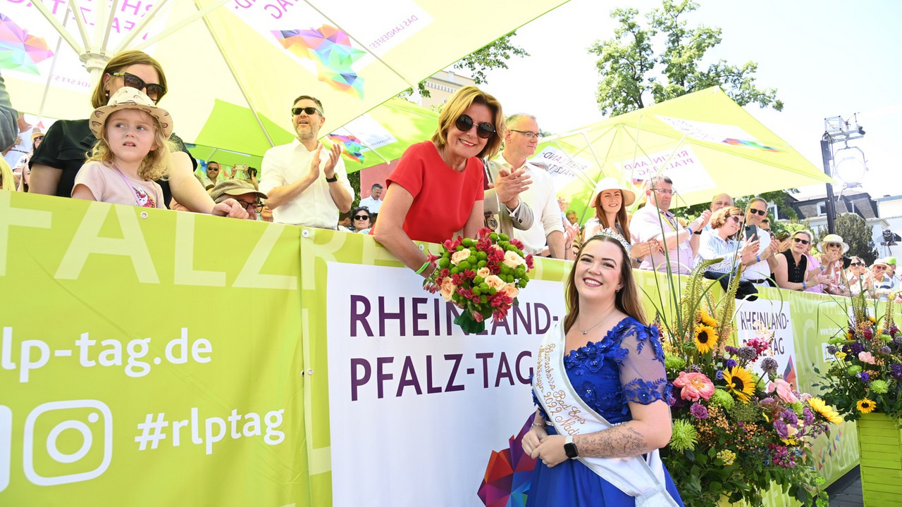 Ministerpräsidentin Malu Dreyer begrüßt eine Teilnehmerin des Festzugs.