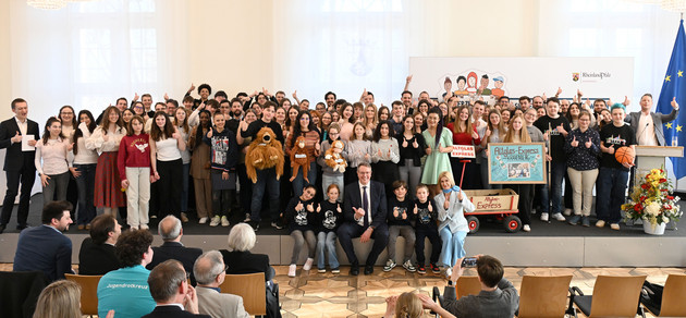Schweitzer: Junge Menschen mischen sich ein - davon lebt unsere Demokratie